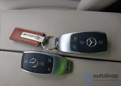 2019 Mercedes-Benz C 300 4Matic z USA, uszkodzony, nr VIN 55SWF8EB2KU304144